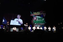 千鳥MC「マリンメッセ頂上決戦」の様子。