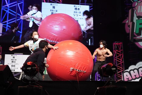 千鳥MC「マリンメッセ頂上決戦」の様子。