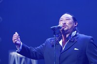 「博多大吉リクエストアワー」に出演するロバート秋山。