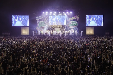 「LIVE STAND」福岡公演1日目のエンディングの様子。