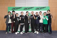 ライブスタンジャーの（左から）博多華丸・大吉、中川家、タカアンドトシ、千鳥、かまいたち。