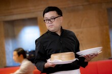 「火曜ドラマ『夕暮れに、手をつなぐ』」第1話にゲスト出演する、とろサーモン久保田。(c)TBS