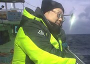 「それって!?実際どうなの課」でマグロ漁に臨むタイムマシーン3号・関。(c)中京テレビ