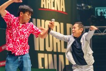 ダンスバトルを繰り広げる（左から）ガレッジセール・ゴリ、ナインティナイン岡村。(c)ABCテレビ
