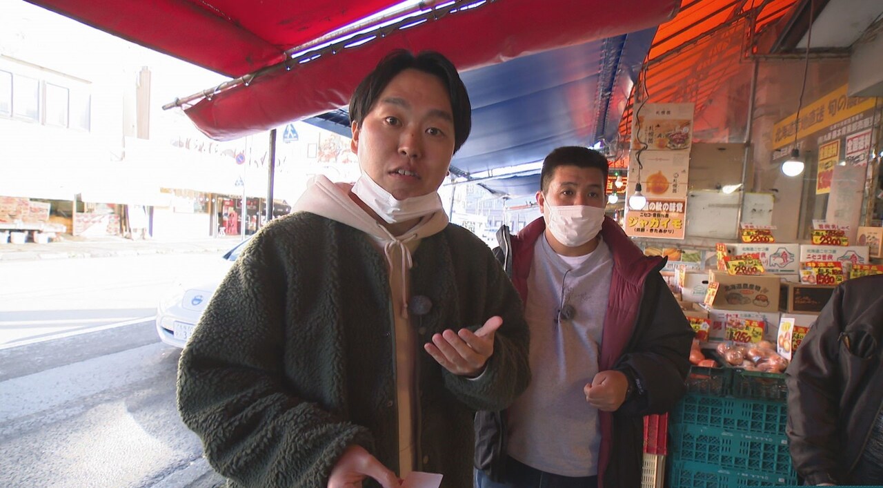 「夜のブラキタ」で札幌を訪れ、食リポを展開するジェラードン。(c)HBC
