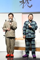 「ただいま！」と挨拶するダイアン・ユースケ（左）と、津田（右）。