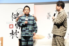 身体の状態をチェックしてもらうダイアン・津田。