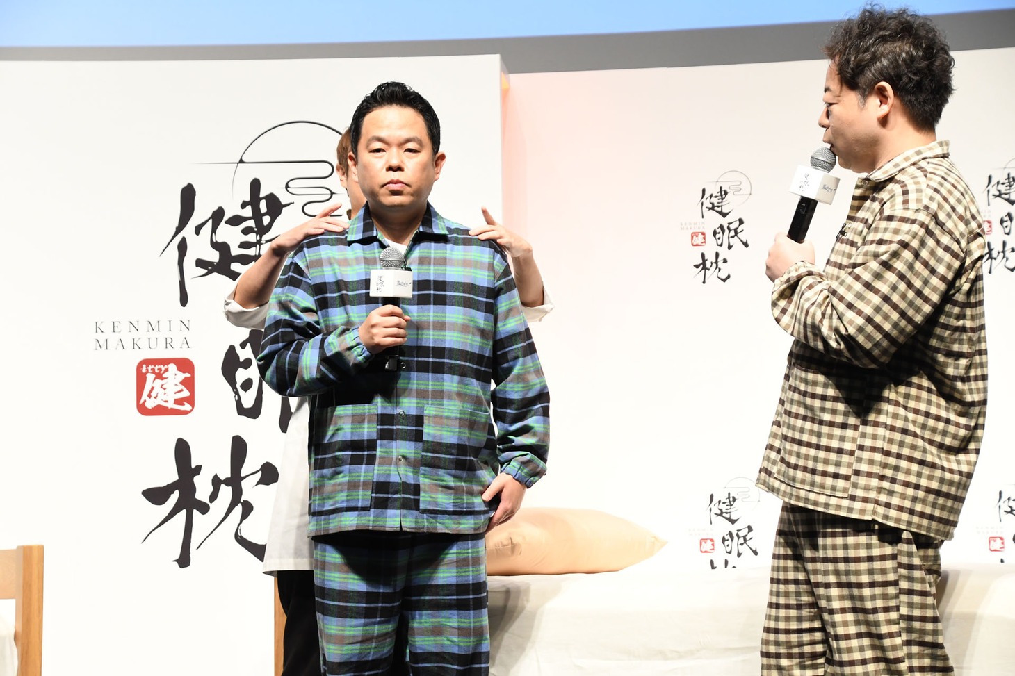 身体の状態をチェックしてもらうダイアン・津田。