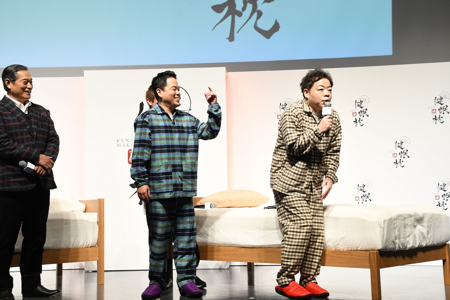 漫才中、ユースケから逃げて猫背になっている津田を真似するダイアン・ユースケ（右）。