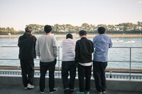 ロケ収録合間のネルソンズとダイタク。（撮影：玉井美世子）