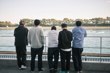 ロケ収録合間のネルソンズとダイタク。（撮影：玉井美世子）