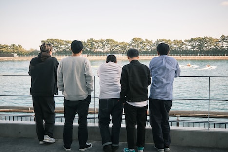 ロケ収録合間のネルソンズとダイタク。(撮影:玉井美世子)