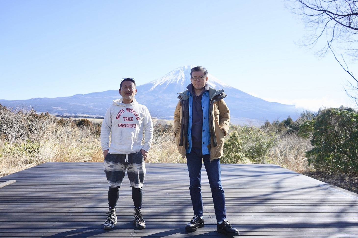 左から藤村忠寿、嬉野雅道。