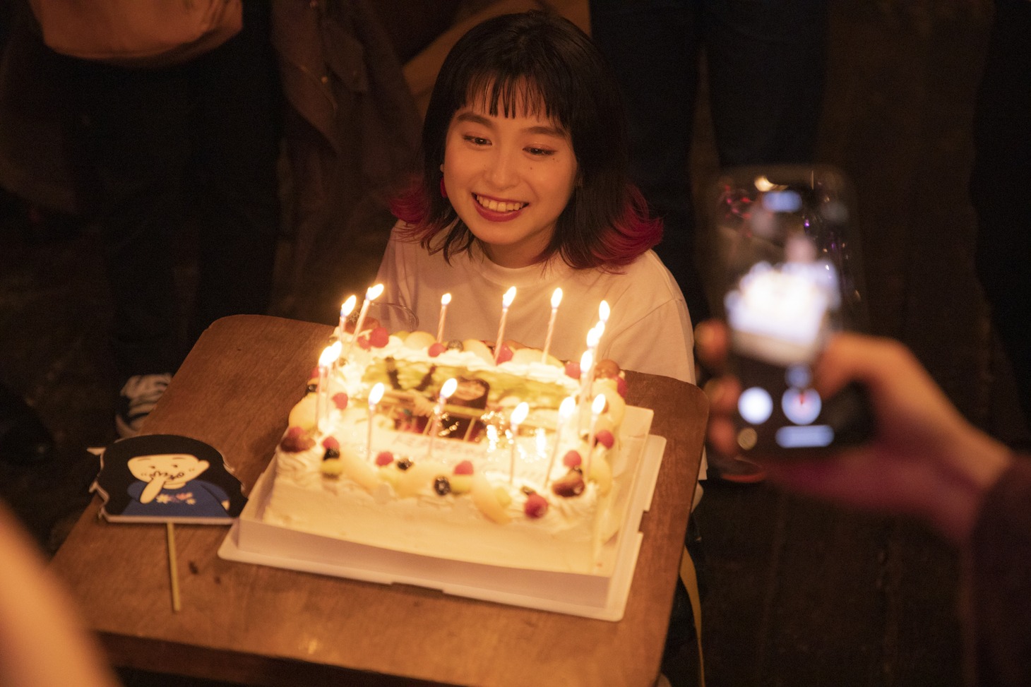 誕生日を祝われるトミタ栞。