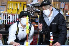 宮下草薙・草薙と小山慶一郎。(c)TBS