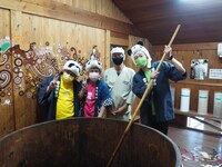 DVD「東野・岡村の旅猿21 プライベートでごめんなさい… 和歌山県で岡村マグロ解体ショーへの旅 プレミアム完全版」より。