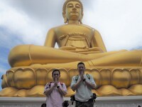 DVD「東野・岡村の旅猿21 プライベートでごめんなさい… タイで原点回帰の旅 ワクワク編 プレミアム完全版」より。