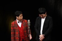 うつむいて笑う河本（右）。