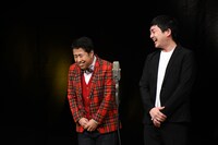 横でうつむいて笑う河本を真似する井口（左）とそれを見て笑う河本（右）。