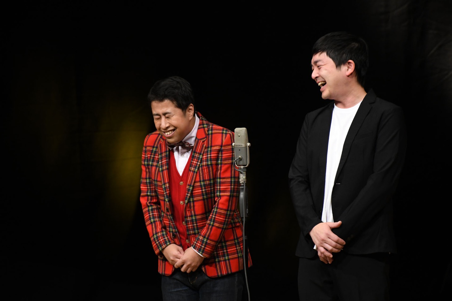 横でうつむいて笑う河本を真似する井口（左）とそれを見て笑う河本（右）。