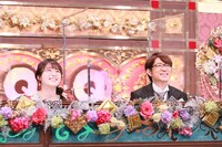 左から、高山一実、さまぁ～ず大竹。(c)テレビ朝日
