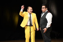 怒るきしたかの高野（左）。