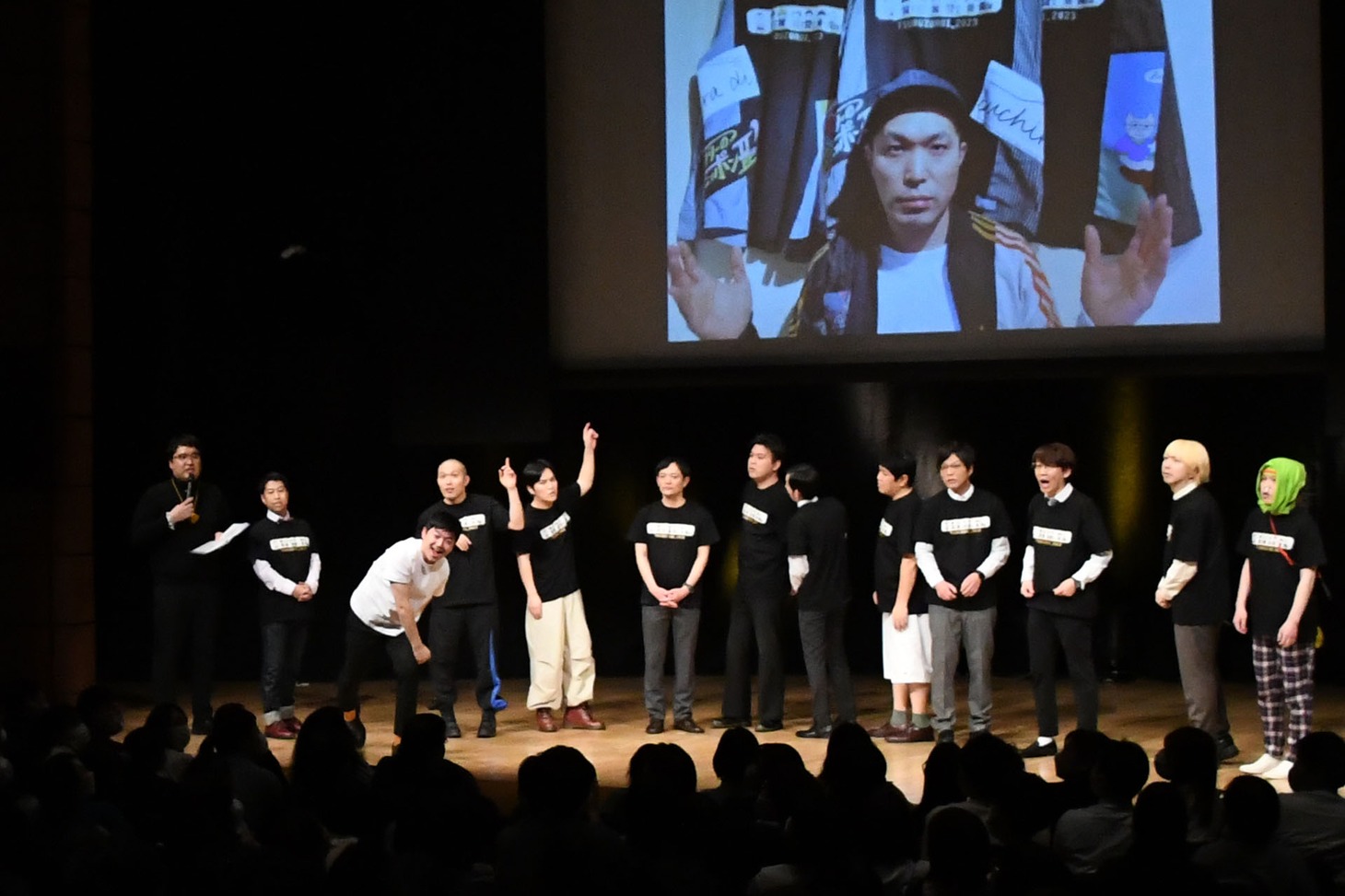 突然着ていたグッズTシャツを客席に投げるウエストランド河本。