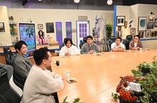 左から、かまいたち、マヂカルラブリー、インディアンスと、小林歌穂（後方）。(c)ABCテレビ