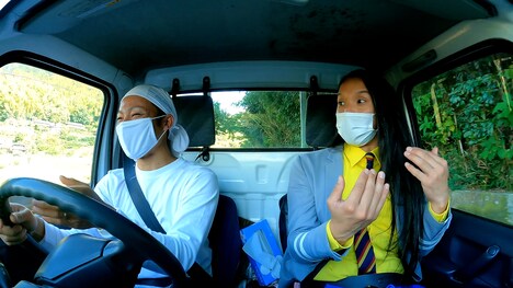 「島でめっちゃ稼ぐ人」のワンシーン。(c)NIB