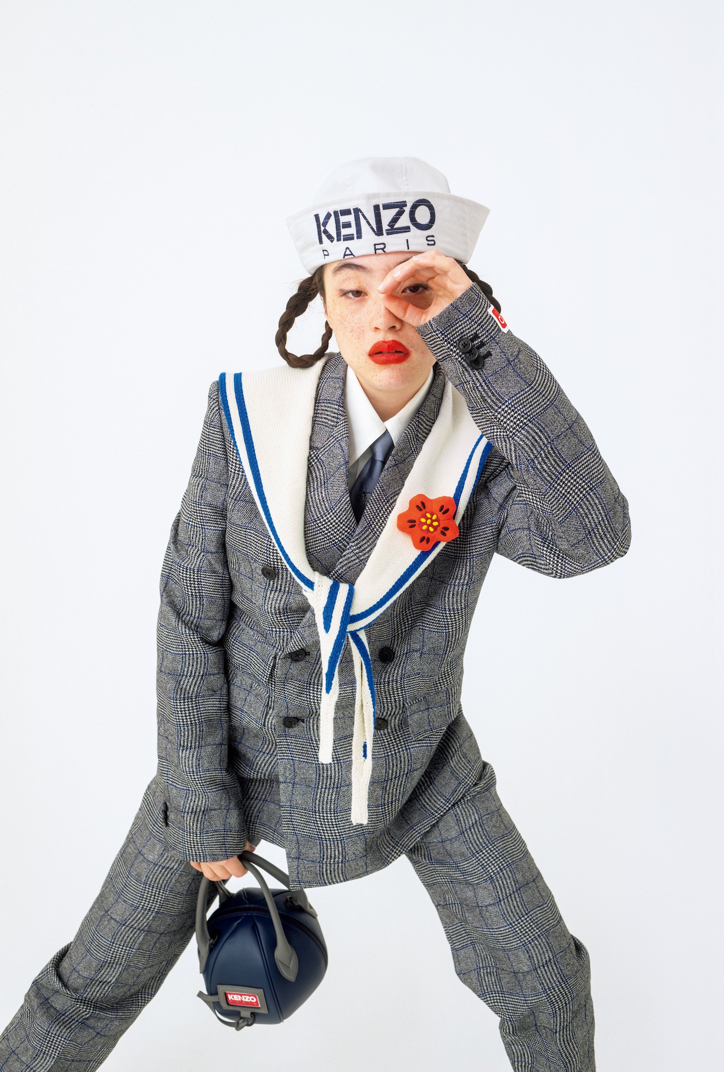 「装苑」2023年3月号より、モトーラ世理奈。