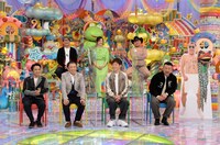 前列左から、中川家、陣内智則、ケンドーコバヤシ、後列左から、ユウキロック、野々村友紀子、ハリウッドザコシショウ。彼らと同期のたむらけんじのパネル（右端）も。(c)テレビ朝日