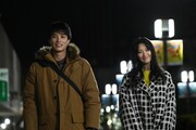 「木曜劇場『忍者に結婚は難しい』」第4話のワンシーン。左から、鈴木伸之、菜々緒。(c)フジテレビ