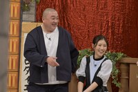 左から極楽とんぼ山本、西野未姫。(c)読売テレビ