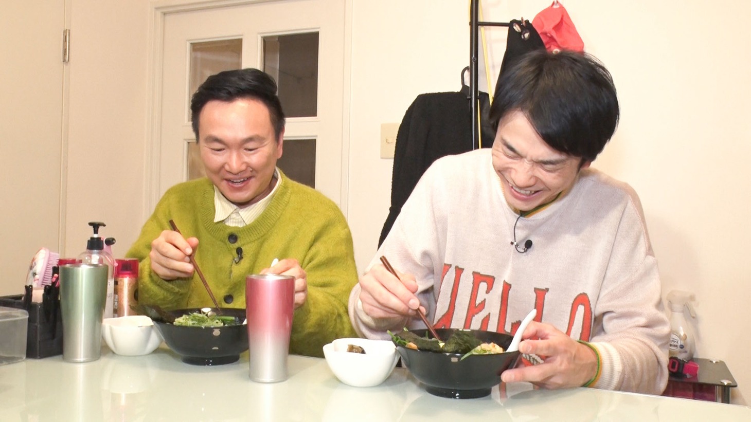 “家系ラーメン”を味わうかまいたち。