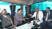 錦鯉とトークするかまいたち。