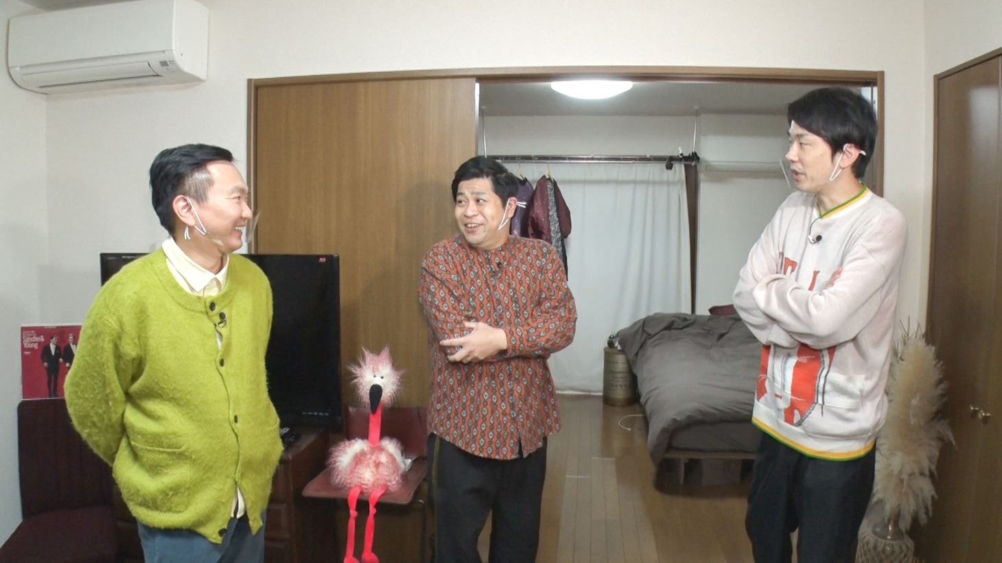 守谷日和（中央）の家を訪ねるかまいたち。