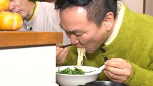“家系ラーメン”を味わうかまいたち山内。