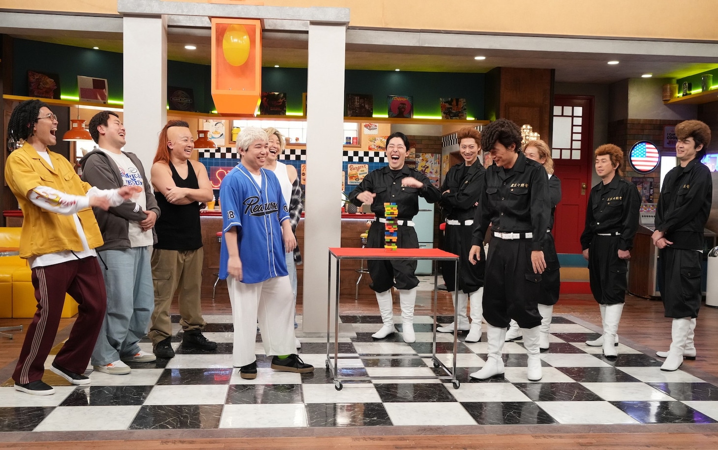 「KagiWGP」に出演する「新しいカギ」レギュラー陣と、オリエンタルラジオ中田率いる「東京十期會」（右）。(c)フジテレビ