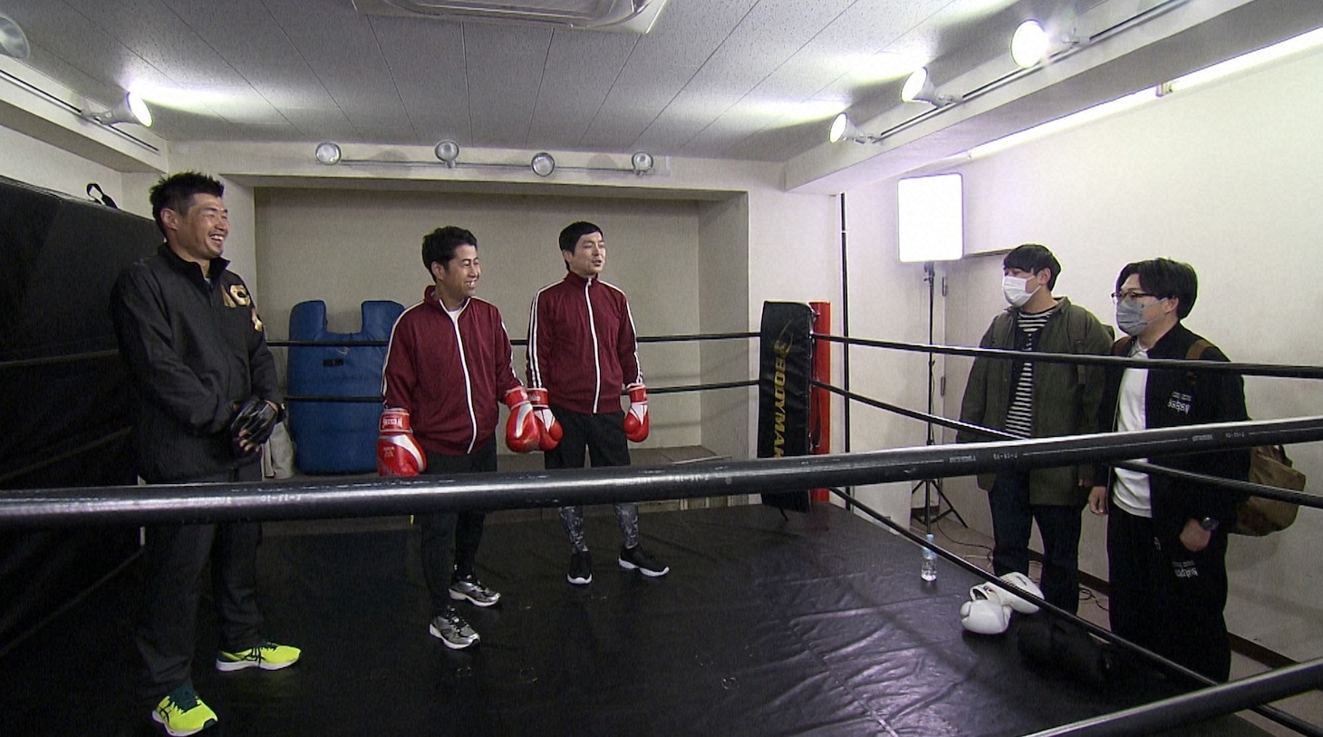 左から、長谷川穂積、ウエストランド、オズワルド。(c)ABCテレビ