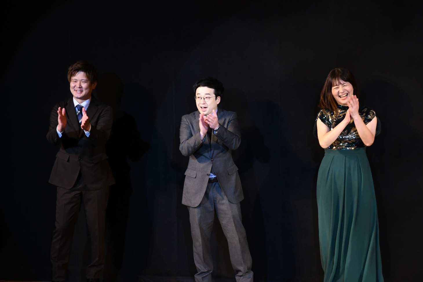 上演中の注意事項と「ちやほやされたいのがにじみ出ているのに往生際が悪い」という溜口の陰口を述べる肉体戦士ギガ、タッカーノ、ターリーターキー玉（左から）。