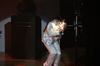 上手ライトの真ん前で歌う溜口。