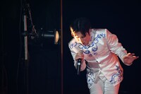 下手ライトの真ん前で歌う溜口。