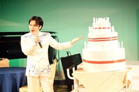 38歳のバースデーケーキと溜口。