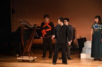 ハープを散歩していたときのことを回想する高佐。