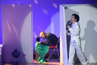 歌う溜口と縫う塚本。