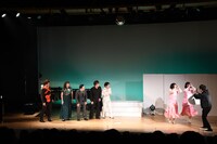 阿佐谷パールセンター商店街でロケをがんばっている阿佐ヶ谷姉妹に遭遇した一同。