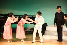 プレゼントを用意できていないため、親戚のおばさんのようにティッシュに包んだお札を渡す阿佐ヶ谷姉妹と、遠慮する素振りを見せつつ結局受け取ってしまう溜口。