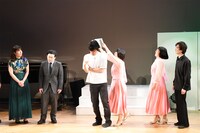 せっかくの生誕ショーだというのにケチくさいことばかり言い、美穂にコンクリートブロックでぶん殴られる尾関。