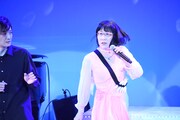 歌う江里子。