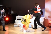 疾風のごとく敵をさばいていく溜口。